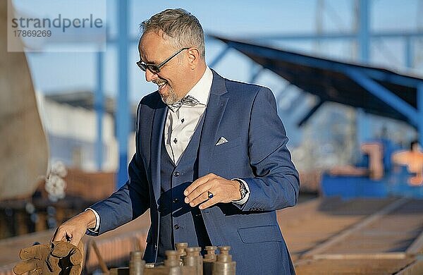 Lachender Mafia Boss in blauem Anzug am Hafen  Rheinhafen  Karlsruhe