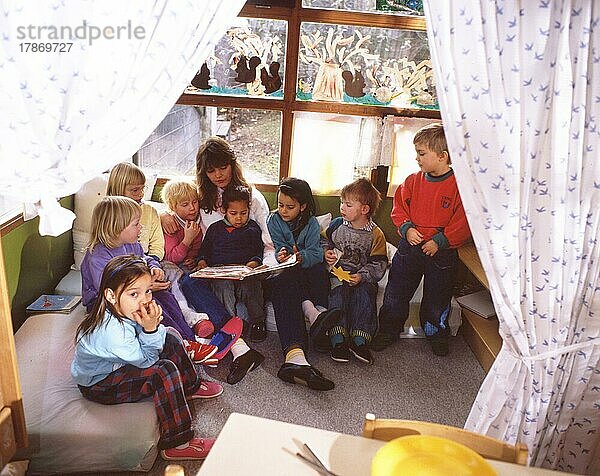Dortmund. Kindergarten mit der Betreuung von Kindern im Alter (Vorschule) und Schülern bei Hausarbeiten im Jahre 1990