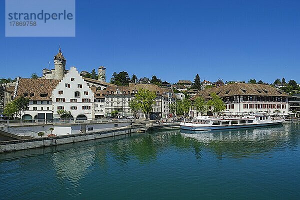 Schifflände  hinten Stadtfestung Munot  Schaffhausen  Kanton Schaffhausen  Schweiz  Europa