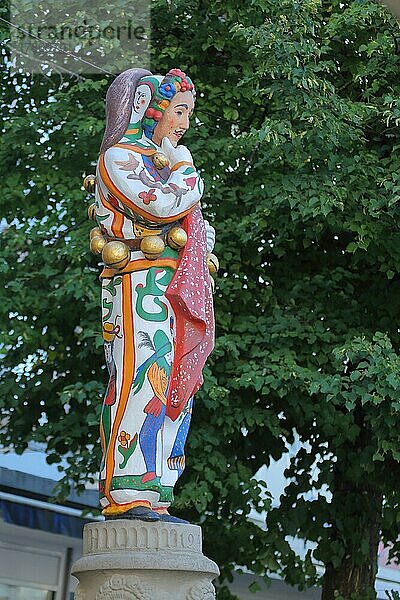 Hanselbrunnen mit Figur zur alemannischen Fasnet Fasnacht  in Donaueschingen  Südschwarzwald  Schwarzwald  Baden-Württemberg  Deutschland  Europa