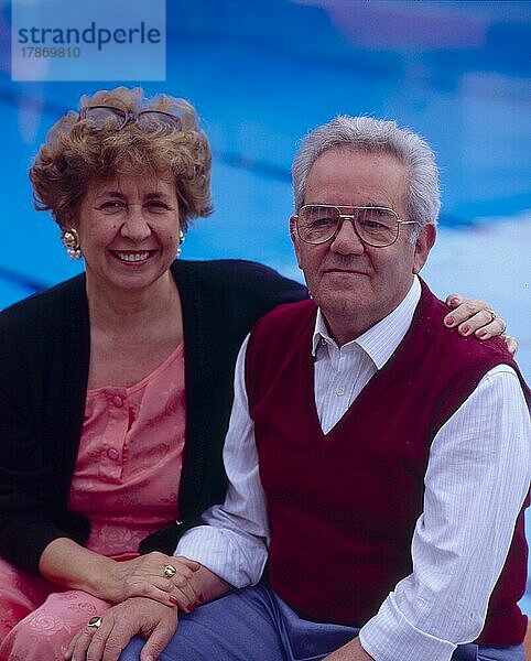 Älteres Paar am Swimmingpool