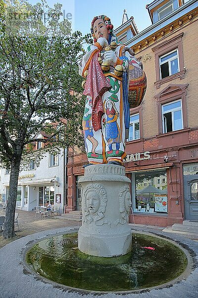 Hanselbrunnen mit Figur zur alemannischen Fasnet Fasnacht in Donaueschingen  Südschwarzwald  Schwarzwald  Baden-Württemberg  Deutschland  Europa