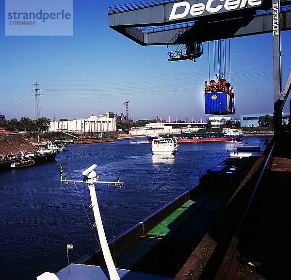 Duisburg: Die Arbeit im Duisburger Hafen am 24. 10. 1995 beim Beladen von Schiffen. Deutschland  DEU