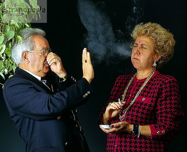 Älteres Paar  Frau raucht  Mann fühlt sich belästigt