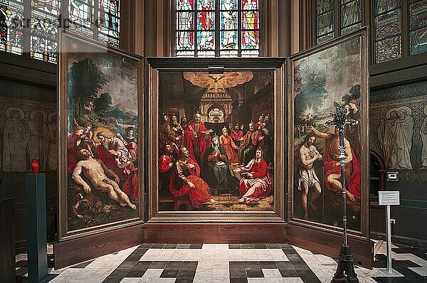 St. Martinskirche  Triptychon des Heiligen Geistes  in der Mitte die Pfingstszene  rechts die Taufe Jesu und links die Erschaffung Adams  Kortrijk  Belgien  Europa