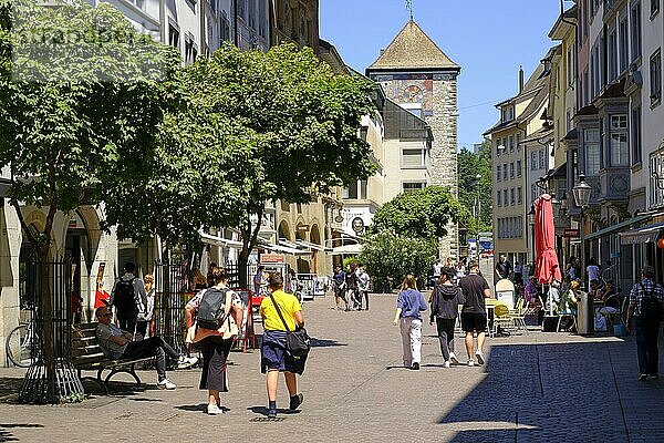 Fußgängerzone mit Schwabentor  Vorstadt  Altstadt  Schaffhausen  Kanton Schaffhausen  Schweiz  Europa