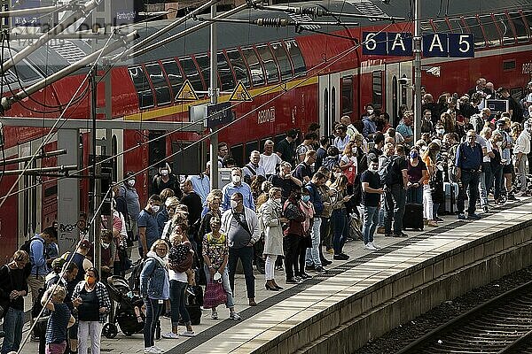 Viele Menschen warten am Gleis auf ihren Zug  Hauptbahnhof  Hamburg  Deutschland  Europa