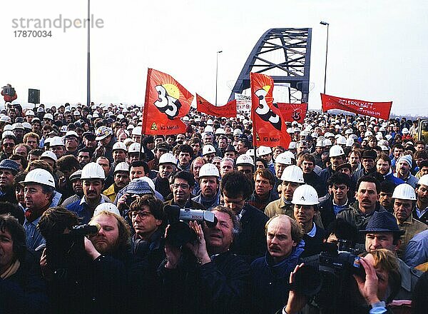 Du Rheinhausen. Stahlarbeiter der Krupp Stahlwerke kämpfen um ihre Arbeitsplätze 1987 und besetzten am 10. 12. 1987 die Rheinbrücke (Brücke der Solidaritaet) . Rheinhausen wurde zum Symbol der Stahlkrise