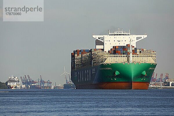 Containerschiff CMA CGM TROCADERO mit Flüssiggas LNG angetriebenes Schiff verlässt den Hamburger Hafen auf der Elbe  Hamburg  Deutschland  Europa