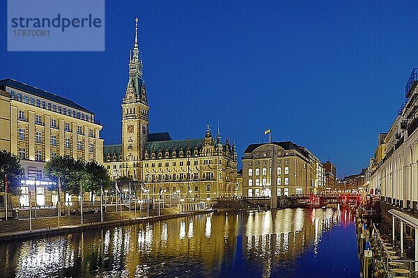 Beleuchtetes Rathaus mit Kleiner Alster und Alsterarkarden am Abend  Hamburg  Deutschland  Europa
