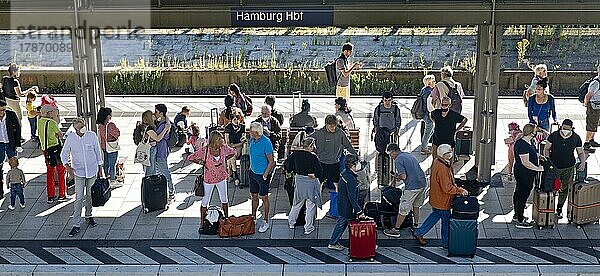 Viele Menschen warten am Gleis auf ihren Zug  Hauptbahnhof  Hamburg  Deutschland  Europa