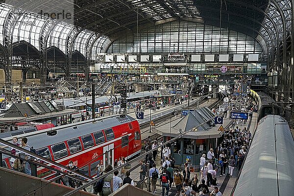 Viele Menschen am Hauptbahnhof  Hamburg  Deutschland  Europa