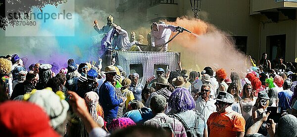 Los Llanos: Das traditionelle Pulverfest ist fester Bestandteil des Karnevals auf La Palma. La Palma  Kanaren  Spanien  178/Pulverfest auf La PalmaESP  Europa