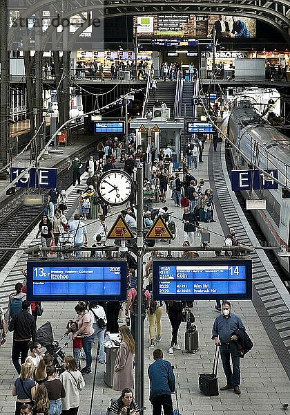 Viele Menschen am Hauptbahnhof  Hamburg  Deutschland  Europa