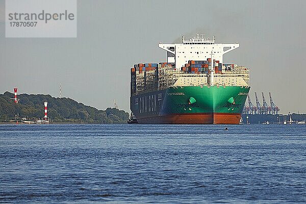 Containerschiff CMA CGM TROCADERO mit Flüssiggas LNG angetriebenes Schiff verlässt den Hamburger Hafen auf der Elbe  Hamburg  Deutschland  Europa