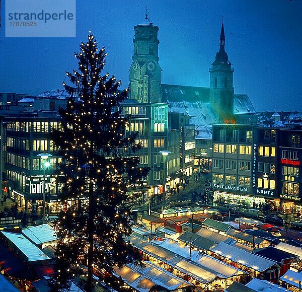 Buntes Markttreiben  Lichter  Weihnachtszeit  Advent  Abendstimmung  Weihnachtsbaum auf dem Weihnachtsmarkt in Stuttgart  Baden-Württemberg  Deutschland  Colored market beating out  lights  yule tide  evening mood  Christmas tree on the Christma  Europa