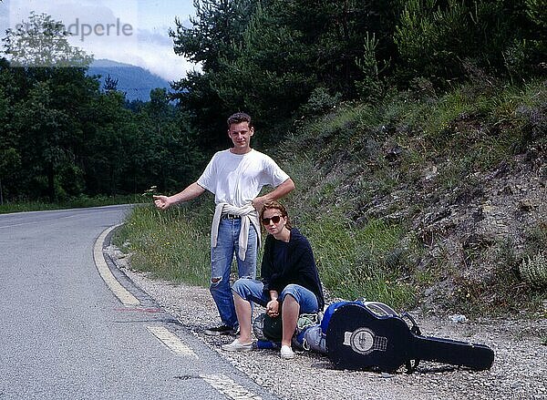 Paar auf Reisen  Anhalter  Auto-Stop Pair on traveling  hitchhiker  auto-stop