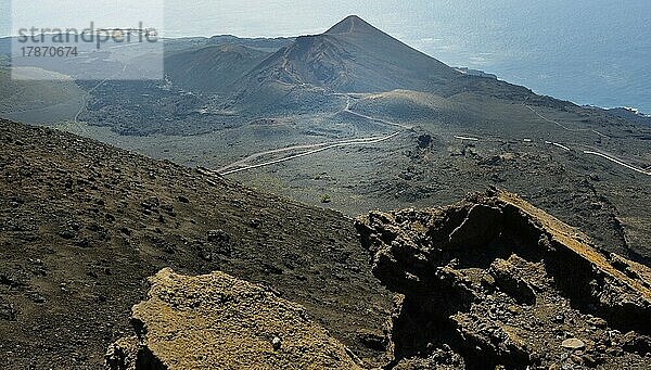 Der Vulkan San Antonio auf La Palma  der im Jahre 1677 letztmalig ausbrach  ist heute eine Attraktion der Touristen. Hinten der Vulkan Teneguia  ESP  Spanien  Europa