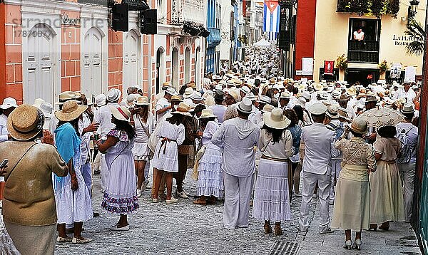 St. Cruz: Los Indianos ist die zentrale Veranstaltung des palmerischen Karnevals auf La Palma und geht zurück auf die Rückkehr der Auswanderer aus Mittelamerika und Kuba. Teilnehmer sind nahezu alle Bewohner von St. Cruz und Touristen. La Palma  Kanaren  Spanien  ESP  Europa