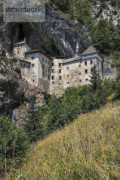 Slowenien  Burg Predjama im Höhleneingang