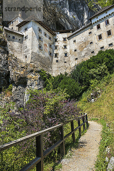 Slowenien  Predjama  Fußweg zur Burg Predjama