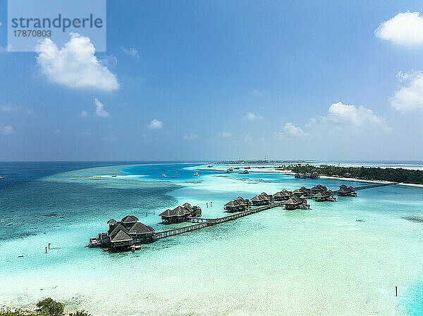 Malediven  Nord-Male-Atoll  Lankanfushi  Luftaufnahme von Bungalows eines tropischen Touristenresorts