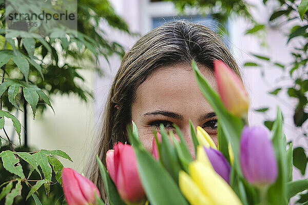 Junge Frau mit frischen Tulpenblüten