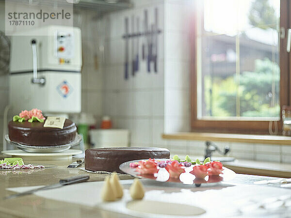 Marzipan und Kuchen auf der Kücheninsel