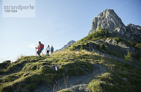 Wanderer steigen vor klarem Himmel vom Berg ab  Mutters  Tirol  Österreich