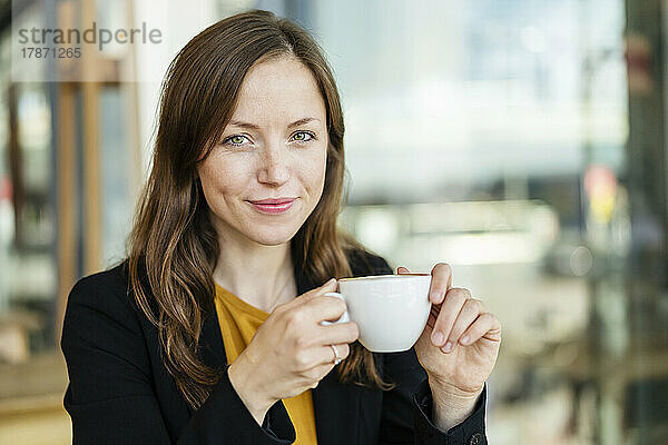 Geschäftsfrau mit Kaffeetasse im Café