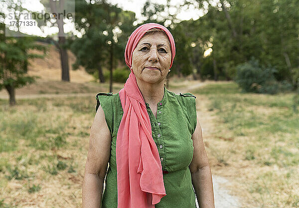 Ältere Frau mit Kopftuch im Park