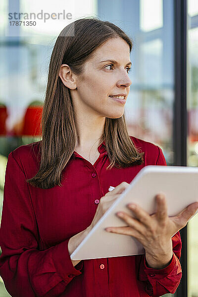 Nachdenkliche Geschäftsfrau mit Tablet-PC