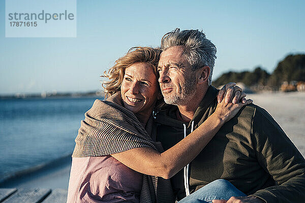 Glückliches älteres Paar  das an einem sonnigen Tag Zeit miteinander am Strand verbringt