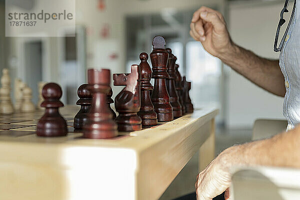 Geschäftsmann spielt Schach im Büro