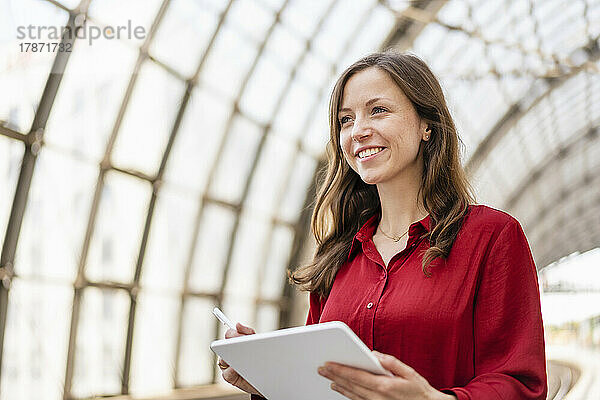 Lächelnde Frau mit Tablet-PC