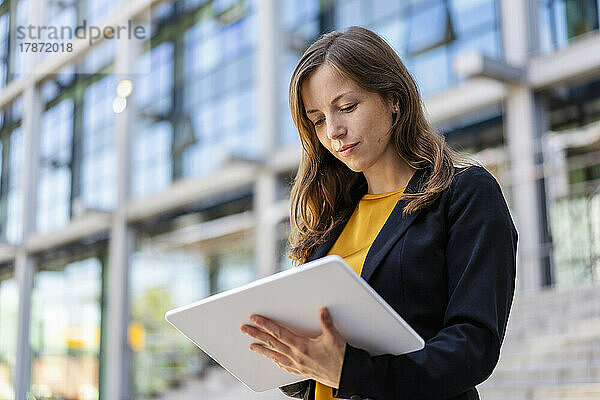 Geschäftsfrau nutzt Tablet-PC im Freien