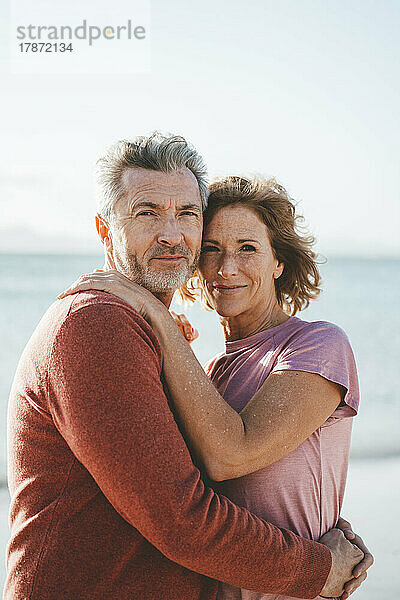 Liebevolles reifes Paar am Strand an einem sonnigen Tag