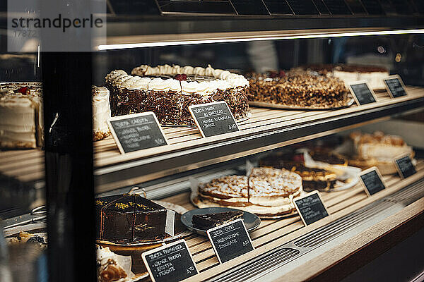 Verschiedene Kuchen  die im Café im Einzelhandel ausgestellt werden
