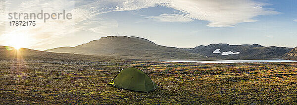 Norwegen  Einsames Zelt auf einem Plateau im Hardangervidda-Nationalpark bei Sonnenaufgang