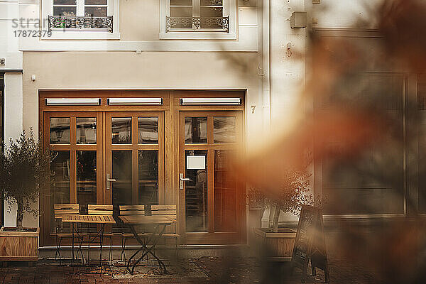 Leere Stühle und Tische vor dem Café