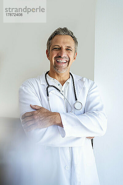 Porträt eines glücklichen Arztes mit verschränkten Armen