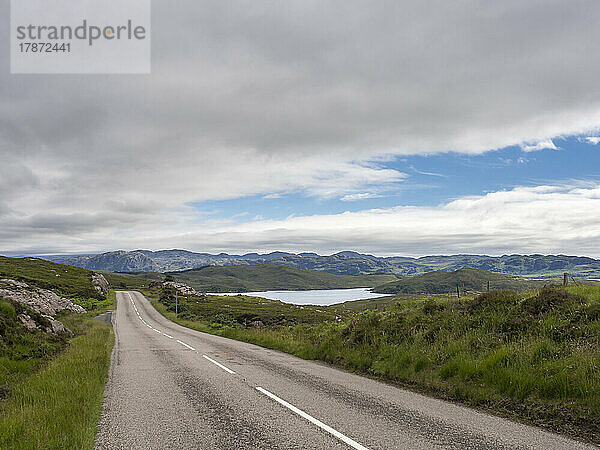 Großbritannien  Schottland  Wolken über leerer Asphaltstraße in den Northwest Highlands