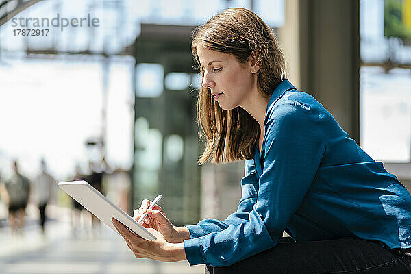 Geschäftsfrau arbeitet mit digitalisiertem Stift am Tablet-PC