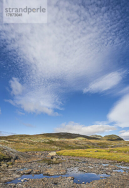 Norwegen  Wolken über dem Bach im Hardangervidda-Nationalpark