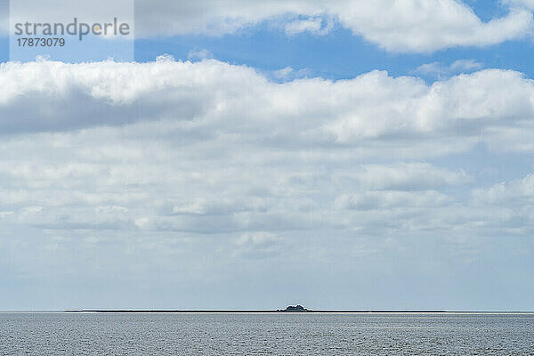 Deutschland  Schleswig-Holstein  Wolken über dem Wattenmeer mit der Insel Sudfall im Hintergrund
