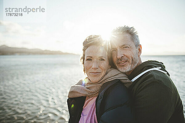 Glückliches älteres Paar im Urlaub am Strand