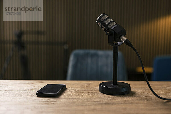 Smartphone mit Mikrofon auf dem Schreibtisch im Aufnahmestudio