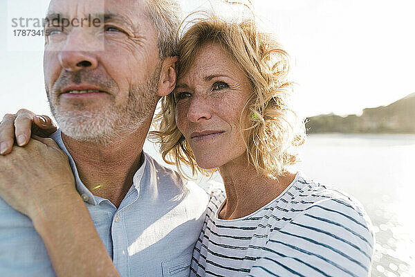 Glückliche blonde Frau mit Mann am Strand