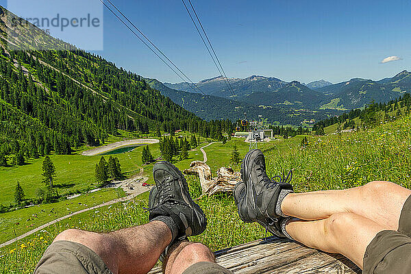 Älteres Paar entspannt auf Bank  Berg Nebelhorn  Allgäu  Bayern  Deutschland