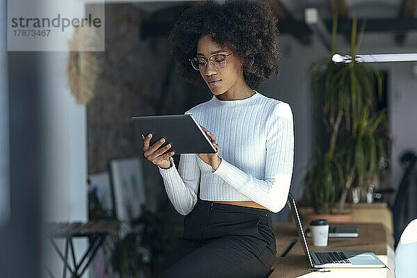Junge Geschäftsfrau nutzt Tablet-PC im Büro